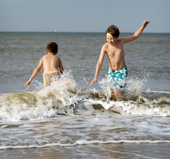 pelle dei bambini in spiaggia