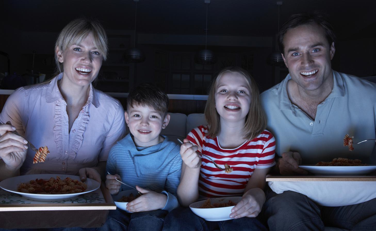 guardare la tv mentre si mangia