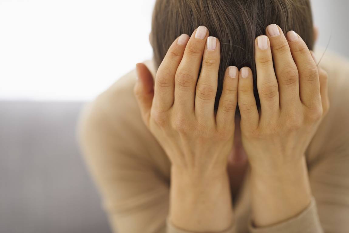 Alcuni disturbi come l'ansia e la depressione possono rappresentare uno stress tale da scatenare la caduta dei capelli nelle donne.