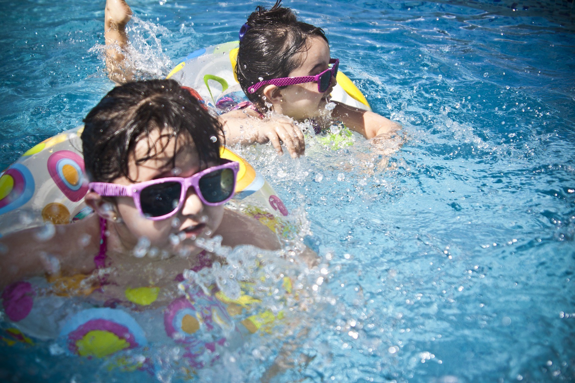 Bambini in piscina