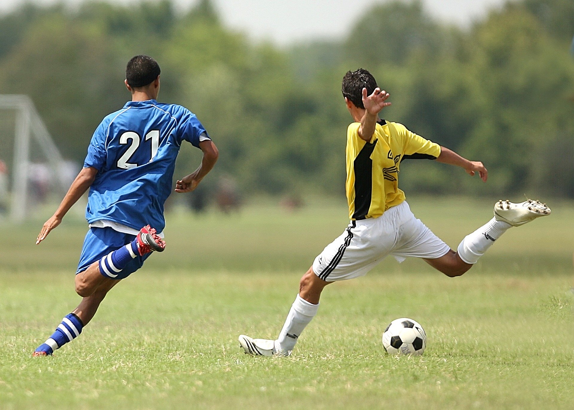 Ragazzi giocano a calcio