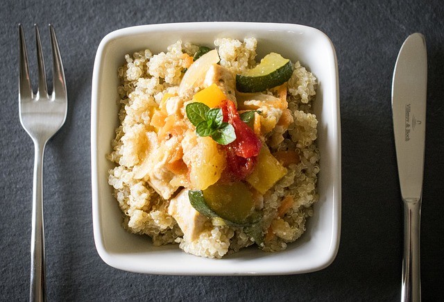 L'insalata di quinoa ceci e zucchine per un pranzo sano