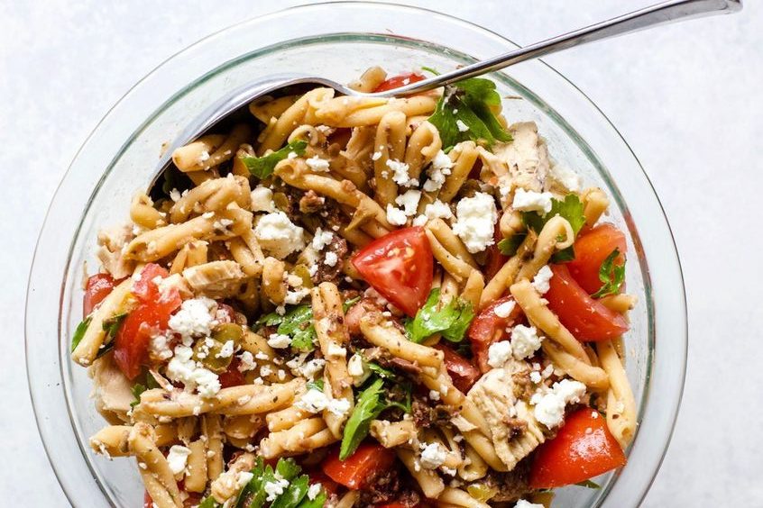 La ricetta dell'insalata di pasta integrale con verdure per l'estate