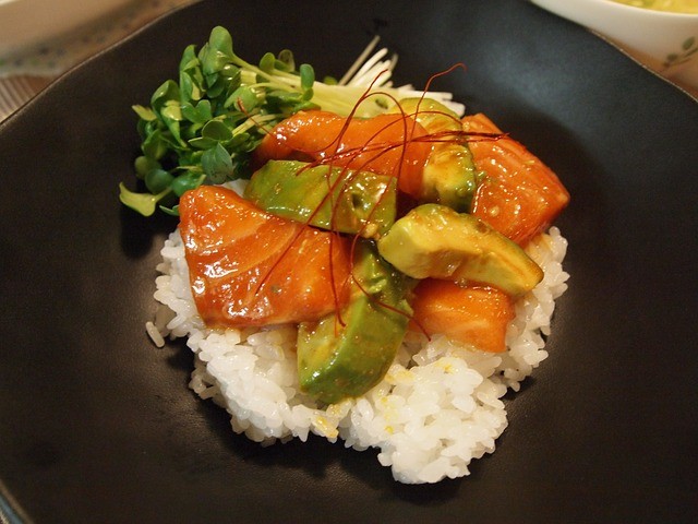 L'insalata di riso con salmone affumicato e avocado perfetta per l'estate