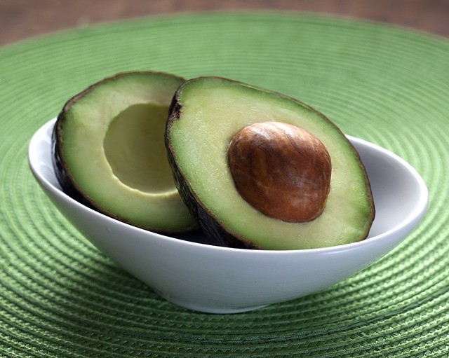 La ricetta dell'insalata di avocado feta e pomodorini