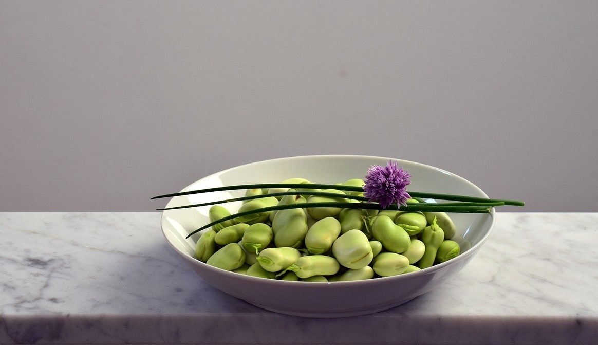 Insalata di fave e feta, la ricetta per la primavera